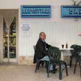 Sulla strada principale si intervallano poi alcuni bar �d�antan�, frequentati da anziani signori che sorseggiano comodamente una birra o un caff�